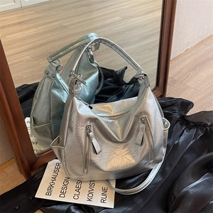 Zilverkleurige metallic shopper met plooien, ritsen en een verstelbare schouderband