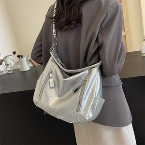 Chique zilveren hobo tas met verstelbare riem en vintage gekreukelde textuur