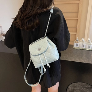 Schicker hellblauer gesteppter Rucksack mit Kettenriemen und Metall-Drehverschluss