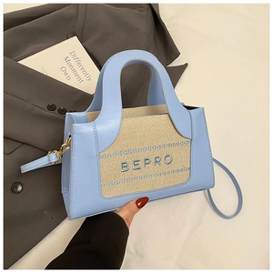 Détail du sac à main patchwork bleu clair et beige avec logo BEPRO et fermoir doré