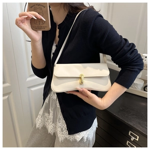 Dettaglio della borsa baguette in pelle PU opaca crema con chiusura in metallo ovale dorata