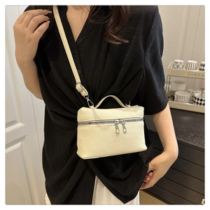 Détail du mini sac carré blanc cassé texturé avec fermeture éclair double circulaire