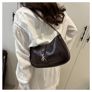 Detailaufnahme der dunkelbraunen Glanzleder-Hobo-Tasche mit goldenem Verschluss