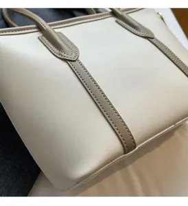 Vue macro détaillée du cuir grainé de haute qualité et des coutures de précision du sac cabas