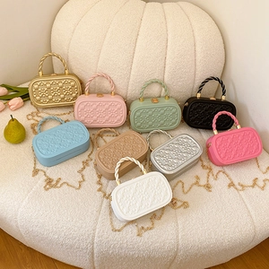 Colección de mini bolsos bandolera de colores con relieve geométrico y cadenas