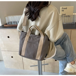 Borsa tote in tela marrone con manici crema mostrata in un contesto lifestyle accogliente