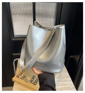 Gros plan d'un sac seau argenté avec texture plissée et bandoulière élégante