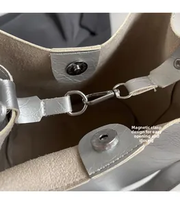 Vue détaillée du sac argenté avec fermoir magnétique et doublure en daim doux