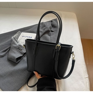 Sac cabas chic en cuir noir mat avec détails dorés pour un look urbain sophistiqué