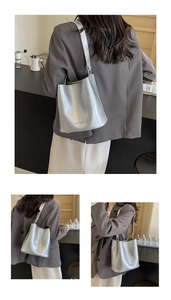 Détail du sac seau argenté métallisé élégant avec texte Fashion sur la surface en cuir