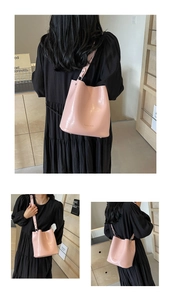 Détails du sac seau rose montrant la texture brillante et les rivets en argent