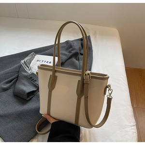 Détail du sac cabas minimaliste avec corps crème et bandoulières réglables kaki