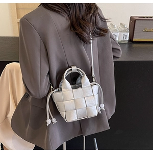 Sac seau tissé argenté avec texture métallique et détails de cordon décoratif