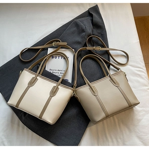 Détail de sacs fourre-tout minimalistes avec bandoulières et finition similicuir