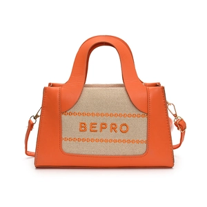 Elegante borsa a mano squadrata beige e arancio con scritta BEPRO e tracolla