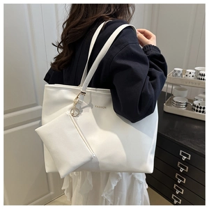 Détail du grand sac cabas blanc en similicuir avec imprimé doré Fashion et petite pochette