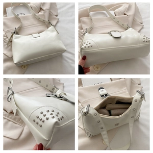 Dettagli della borsa sottobraccio vintage crema con rivetti e scomparto con zip