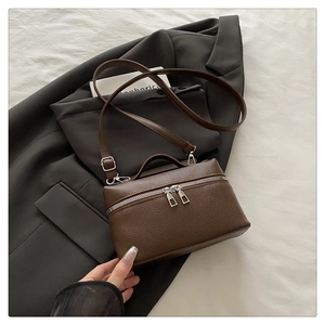 Détail du petit sac carré en cuir grainé marron foncé avec double fermeture éclair argentée