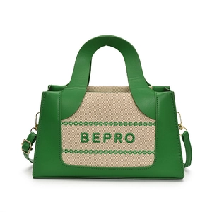 Groene en beige patchwork draagtas met BEPRO borduursel en verstelbare riem