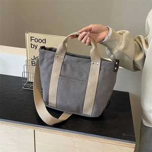 Grande borsa tote in tela grigia con tracolla a contrasto per il pendolare quotidiano