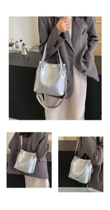 Detail der silbernen Metallic-Beuteltasche mit Ethno-Gurt und Nietenelementen