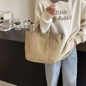 Grande borsa tote in tela kaki con scomparti multipli e tracolla regolabile
