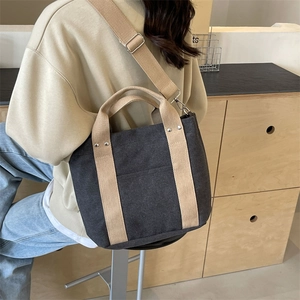 Grande borsa tote in tela grigio scuro e beige con tracolla regolabile