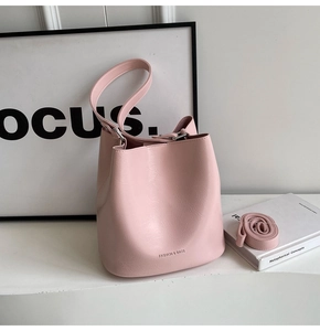 Détail du sac seau rose avec poignée supérieure et bandoulière amovible réglable