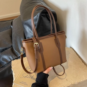 Sac fourre-tout minimaliste en cuir PU marron avec poignées et détails dorés sur pierre