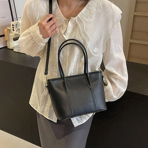Sac fourre-tout noir minimaliste en similicuir avec bandoulière réglable pour femmes