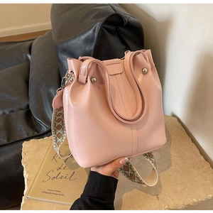 Rosa Beuteltasche mit silbernen Nieten und böhmischem Jacquard-Webschultergurt