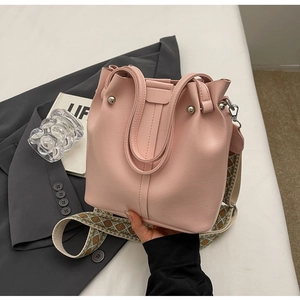 Detail der rosa Bucket Bag aus PU-Leder mit böhmischem geometrischem Schultergurt
