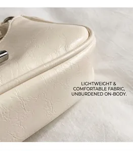 Nahaufnahme der silbernen Umhängetasche mit Vintage-Ölwachs-Lederstruktur und Metallschnalle