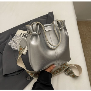 Silberne Beuteltasche mit strukturierter Lederoptik und schickem Jacquard-Schultergurt