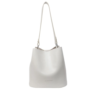 Sac seau blanc minimaliste avec inscription FASHION & BAGS en similicuir texturé de qualité