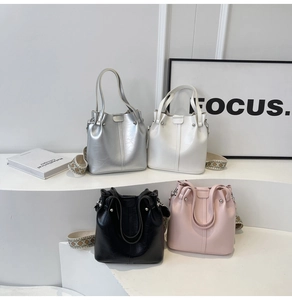 Minimalistische Beuteltaschen in Silber, Weiß, Schwarz und Rosa mit strukturierter Oberfläche