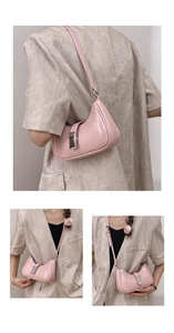 Detail der hellrosa Hobo-Tasche mit silberner Metallschnalle und weicher Lederstruktur
