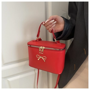 Detail der roten quadratischen Box-Tasche mit goldenem Schleifen-Metall-Accessoire