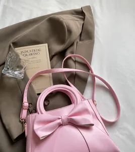 Detailansicht der rosa Kunstleder-Handtasche mit großer Schleife und schmalem Schultergurt