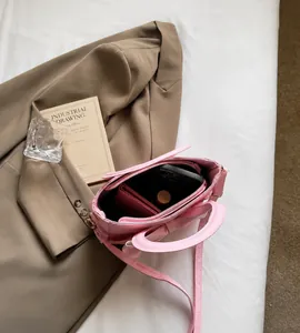 Draufsicht auf das geräumige Innenleben einer rosa Beuteltasche mit Alltagsutensilien