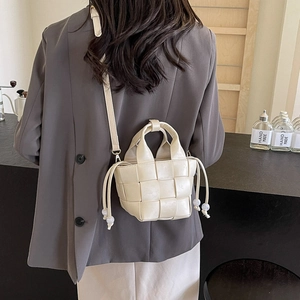 Sac seau tissé crème chic avec bandoulière réglable et détails de cordon serrage