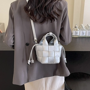 Sac seau tressé argenté avec motifs floraux, porté main ou en bandoulière pour femme
