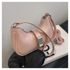 Detailansicht der rosa PU-Leder-Tasche in Halbmondform mit silberner Metallschnalle