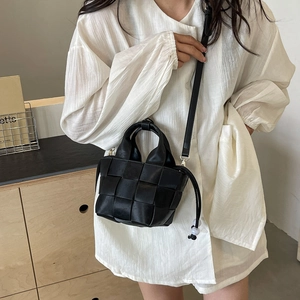 Petit sac seau tressé noir avec fermeture à cordon et bandoulière amovible