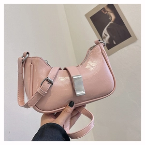 Detail der rosa glänzenden Schultertasche mit Silber-Schnalle und eleganter Halbmondform