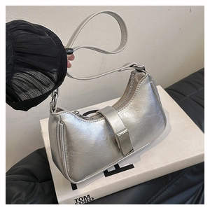Detail der silbernen Hobo-Tasche mit strukturierter Lederoptik und Metall-Schnallenriemen