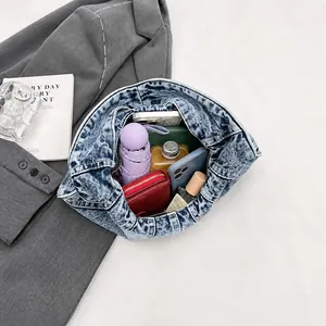Bovenaanzicht van ruime denim handtas interieur met ruimte voor dagelijkse spullen