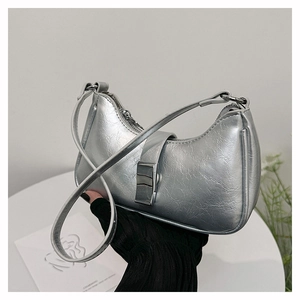 Detailansicht der silbernen Schultertasche aus glänzendem Knautschlack mit Metallschnalle