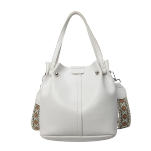 Weiße Bucket Bag aus PU-Leder mit besticktem Schultergurt auf neutralem Hintergrund