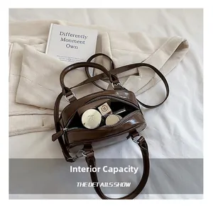 Capacità interna della borsa bowling in pelle lucida marrone vintage con cosmetici